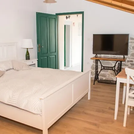 New Renovated Stone House Gracisce