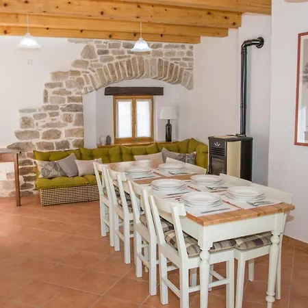New Renovated Stone House Apartment Gracisce