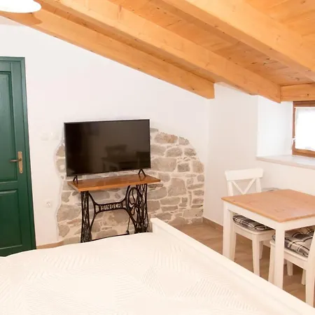 New Renovated Stone House Apartment Gracisce